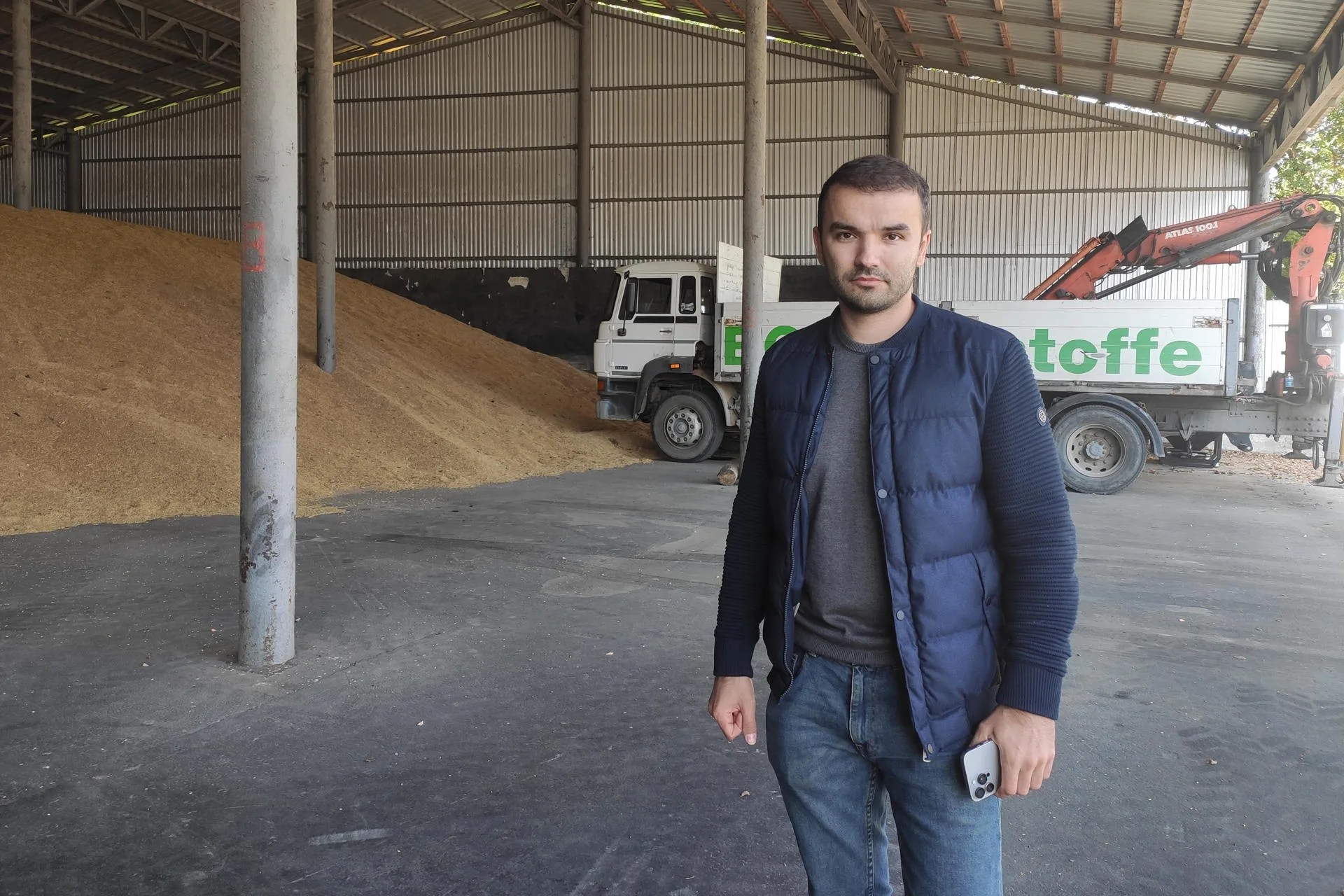 VASHKIVTSI (UKRAINE), 10/17/2026.- The Ukrainian farmer Anatoliy Makovichuk during a moment of the interview with the EFE Agency in a silo in Vashkivtsi, Ukraine. EFE/ Rostyslav Averchuk
