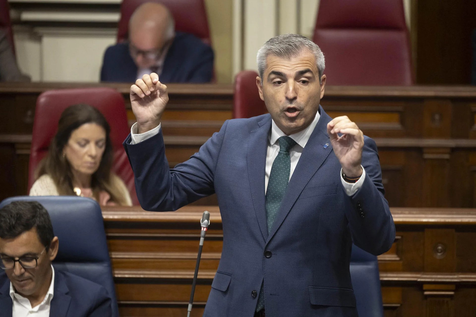 El consejero de Economía, Industria, Comercio y Autónomos del Gobierno de Canarias, Manuel Domínguez, durante su intervención en el Pleno del Parlamento de Canarias celebrado este martes. EFE/ Miguel Barreto
