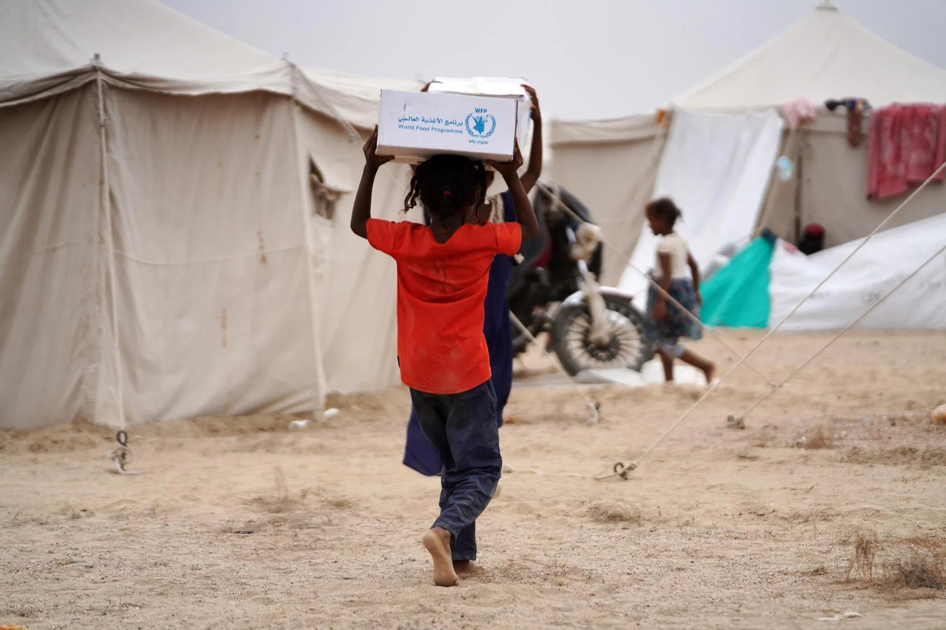 (FILE).- Displaced people receive aid provided by UN relief groups at a makeshift camp for Internally Displaced Persons (IDPs) in the southern port city of Aden, Yemen, 17 September 2026. EFE/EPA/NAJEEB MOHAMED