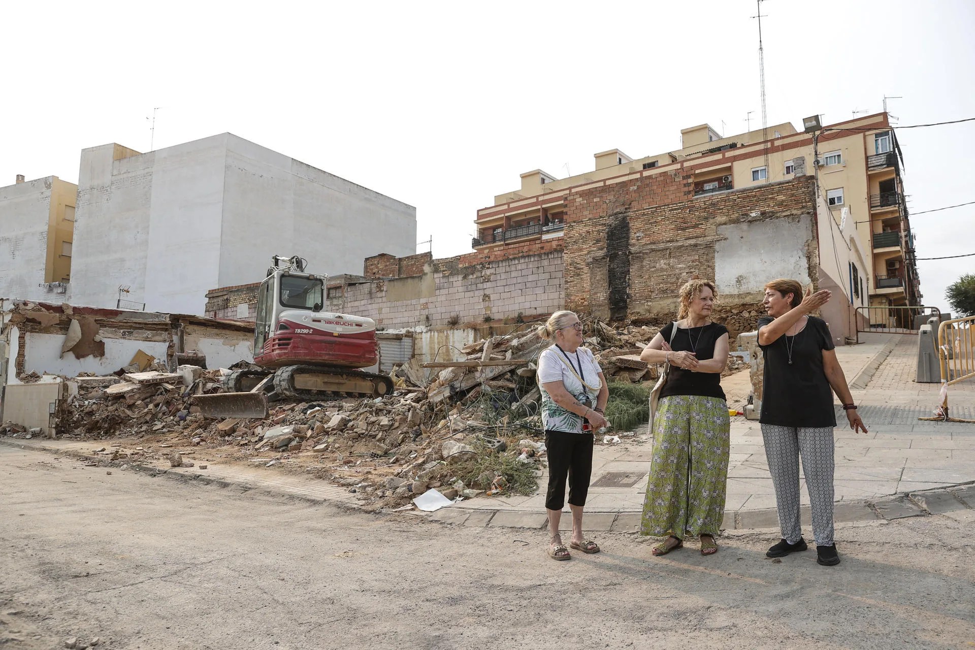 Imagen de archivo del derribo urgente de inmuebles en Torrent (Valencia) tras la dana. En la imagen la alcaldesa de Torrent, Amparo Folgado (centro), conversa con dos vecinas de la zona afectada. EFE/Manuel Bruque /Archivo

