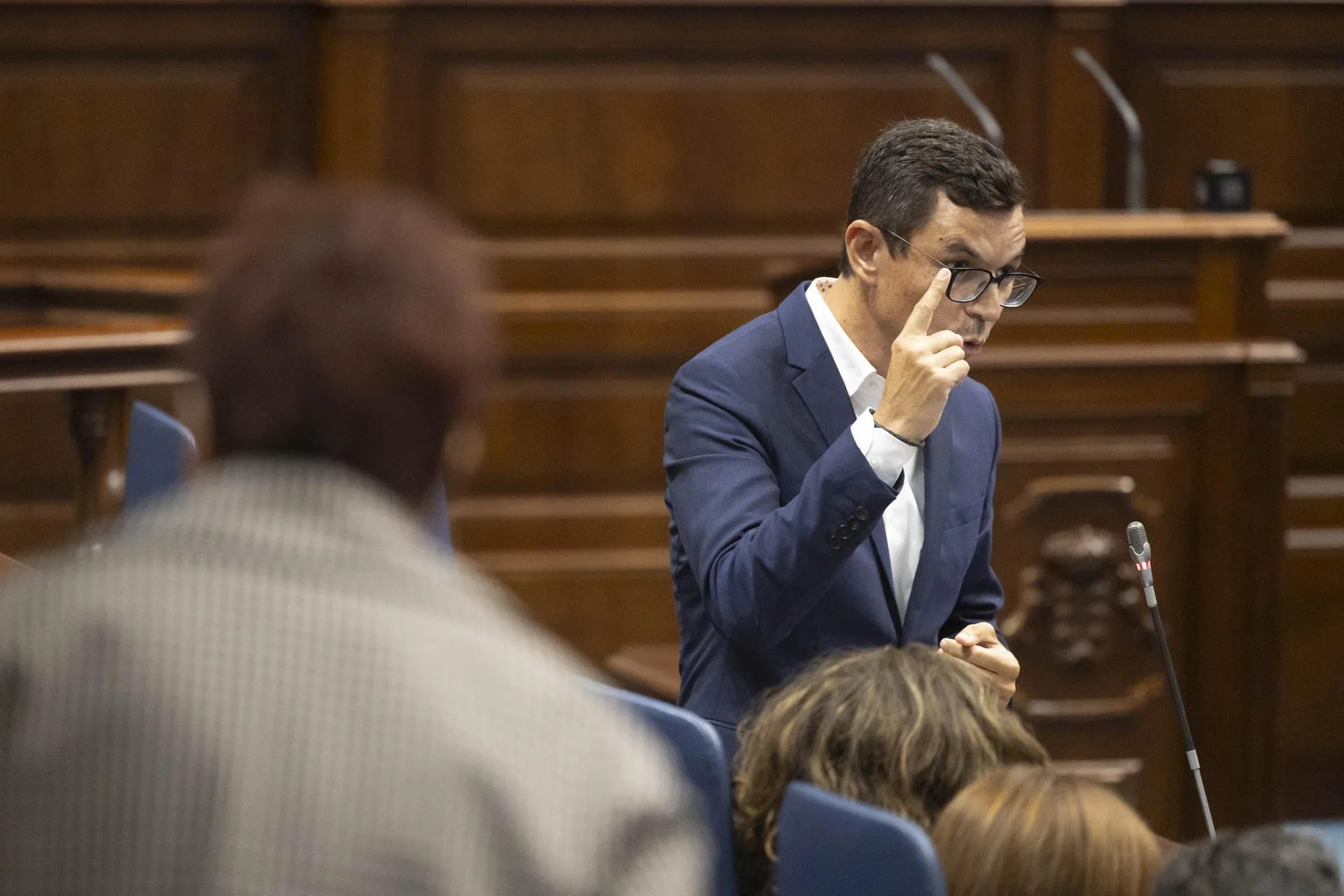 Foto de archivo de una intervención del consejero de Obras Públicas, Vivienda y Movilidad del Gobierno de Canarias, Pablo Rodríguez (CC), en el Parlamento autonómico. EFE/ Miguel Barreto