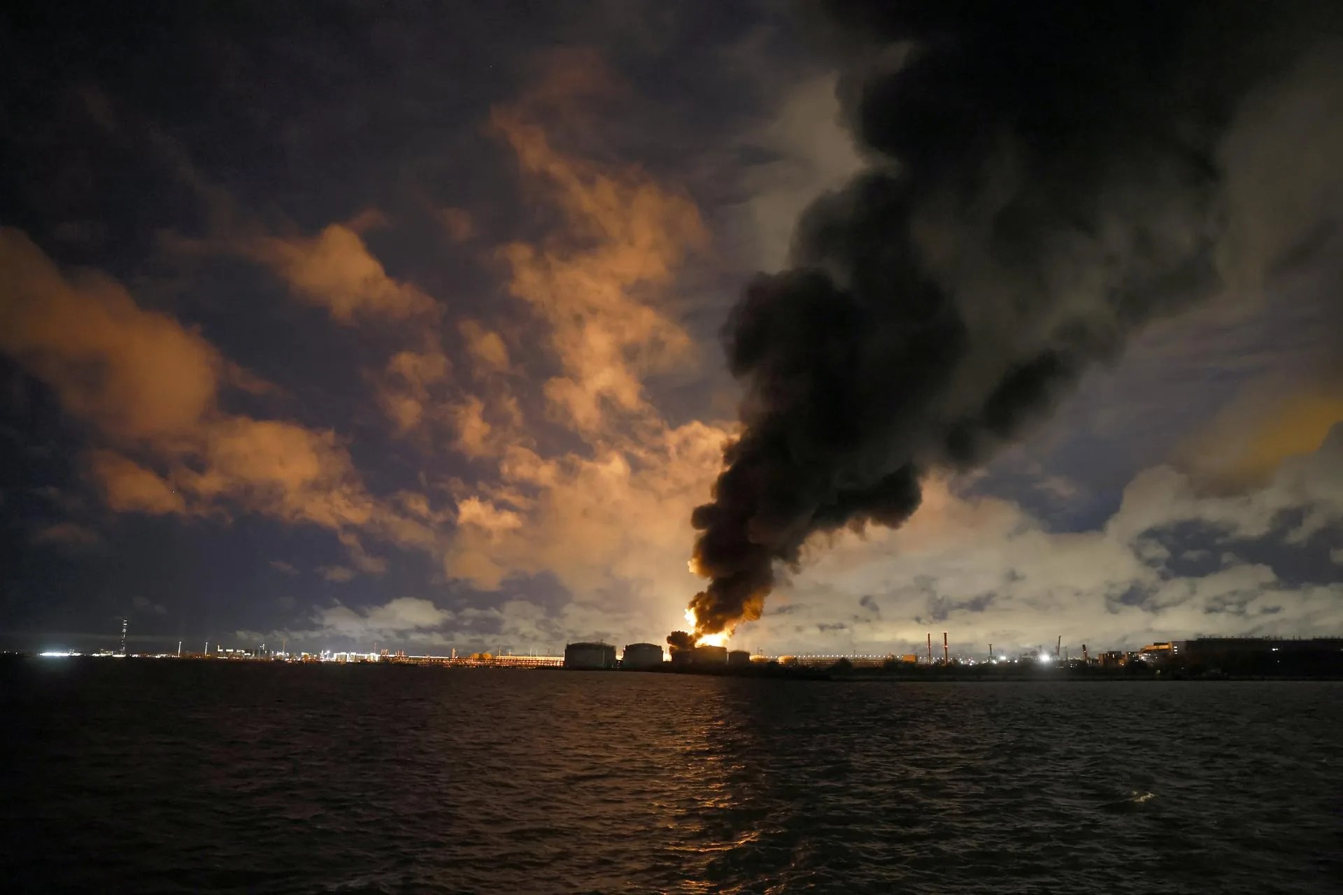 ST. PETERSBURG (Russian Federation), 18/10/2026.- Smoke rises from fires at the St. Petersburg Oil Terminal in the Port of St. Petersburg, Russia, 18 October 2026. Ukraine launched a large-scale overnight drone attack on the Leningrad and St. Petersburg regions resulting in one fatality and five injuries requiring hospitalization, according to the St Petersburg Governor Alexander Beglov. Firefighters continue to work to extinguish fires at the St Petersburg oil terminal, the Ruchyi oil depot, and industrial warehouses in the Kolpinksy district. According to Leningrad Region Governor Alexander Drozdenko, 145 drones were shot down during the night. (Rusia, Ucrania, San Petersburgo) EFE/EPA/STRINGER
