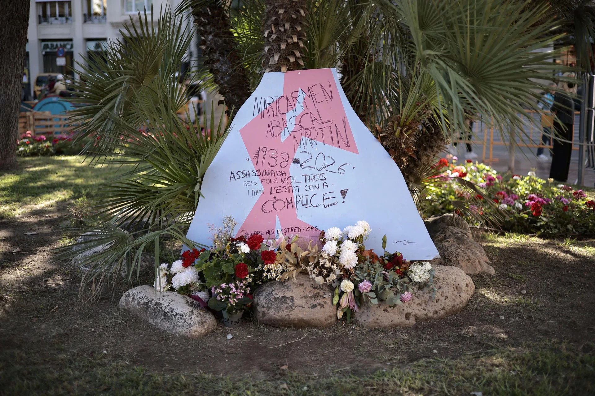 GRAFCVA6174. VALÈNCIA, 08/10/2026.- La acampada por la vivienda en plena plaza del Ayuntamiento de València, que cumple su sexta jornada con medio millar de tiendas y un homenaje póstumo a Maricarmen, la anciana desahuciada que fue el germen de su protesta, mantiene en el aire la celebración, el viernes, de los tradicionales y multitudinarios actos festivos matinales del 9 d'Octubre, Día de la Comunitat Valenciana, que también aviva la polémica política entre administraciones de distinto signo político. EFE/Biel Aliño
