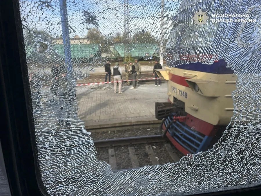 daños en el lugar de un ataque con drones rusos contra un andén de la estación de tren de Dnipro