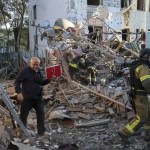 Equipos de rescate ucranianos trabajan en el lugar de un ataque ruso contra una zona residencial de Járkov