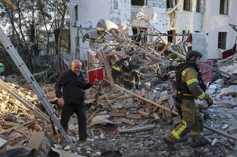 Equipos de rescate ucranianos trabajan en el lugar de un ataque ruso contra una zona residencial de Járkov
