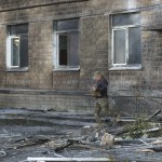 Un hombre inspecciona los daños en el lugar de un ataque con dron ruso contra un edificio escolar en una zona residencial de Kiev