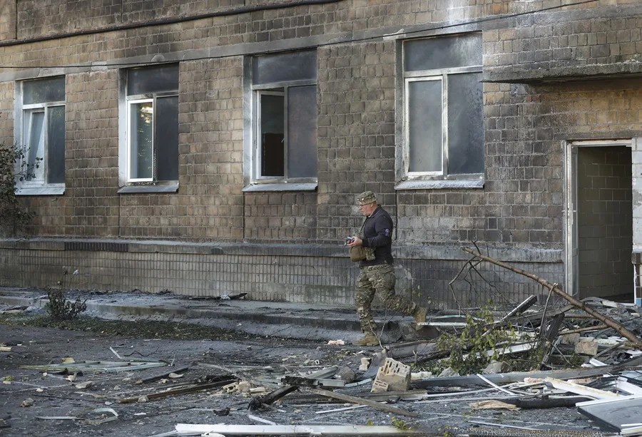 Un hombre inspecciona los daños en el lugar de un ataque con dron ruso contra un edificio escolar en una zona residencial de Kiev