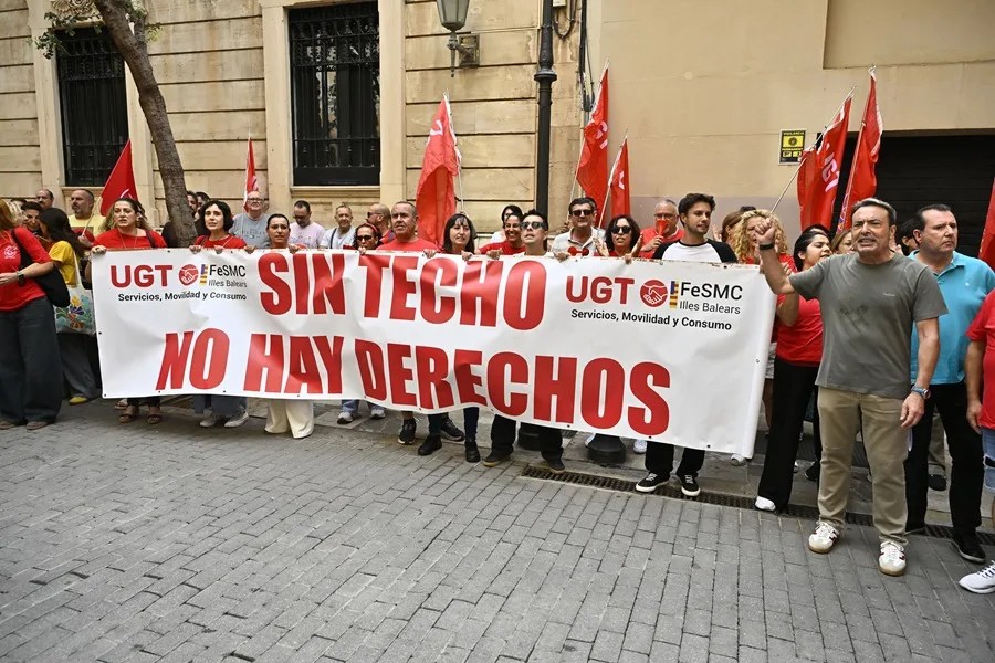 Una pancarta con el lema 'Sin techo no hay derecho', durante una concentración en Palma.