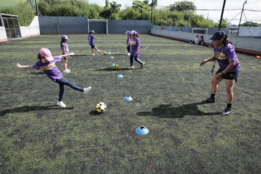 Enseñar a niñas sus derechos a través del fútbol, una ambiciosa iniciativa en El Salvador