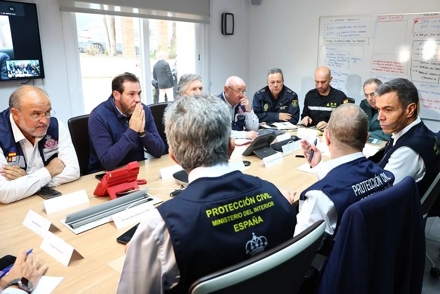Foto de prensa difundida por la oficina de prensa del Primer Ministro español, Pedro Sánchez (derecha), el Ministro de Transportes español, Óscar Puente (segundo por la izquierda), y el Presidente de la Generalitat de Castilla-La Mancha, Emiliano García Page