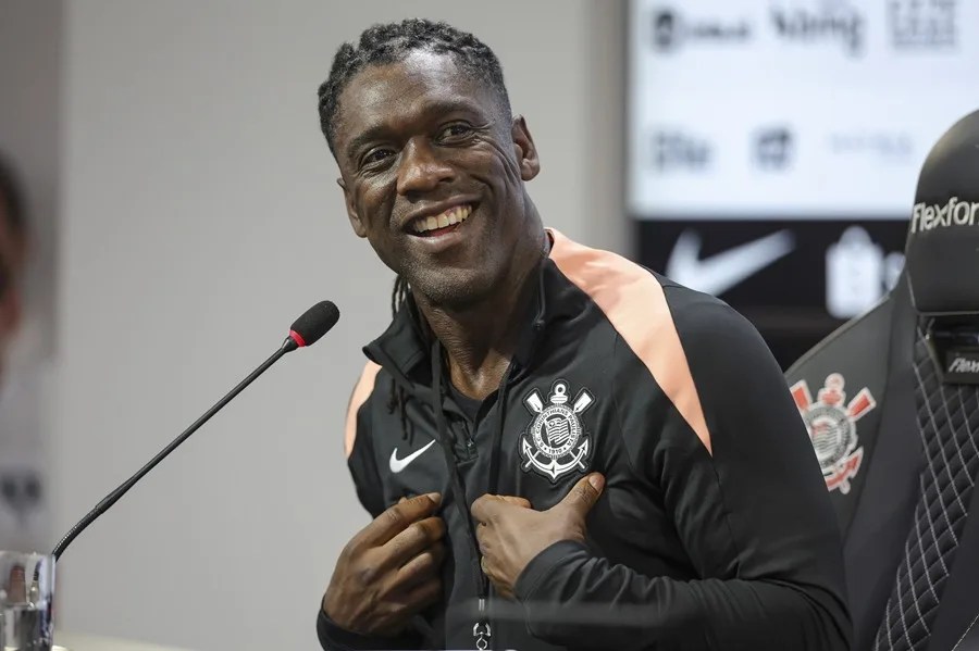 Seedorf derrocha optimismo en su llegada al Corinthians: "Un león herido es muy peligroso"