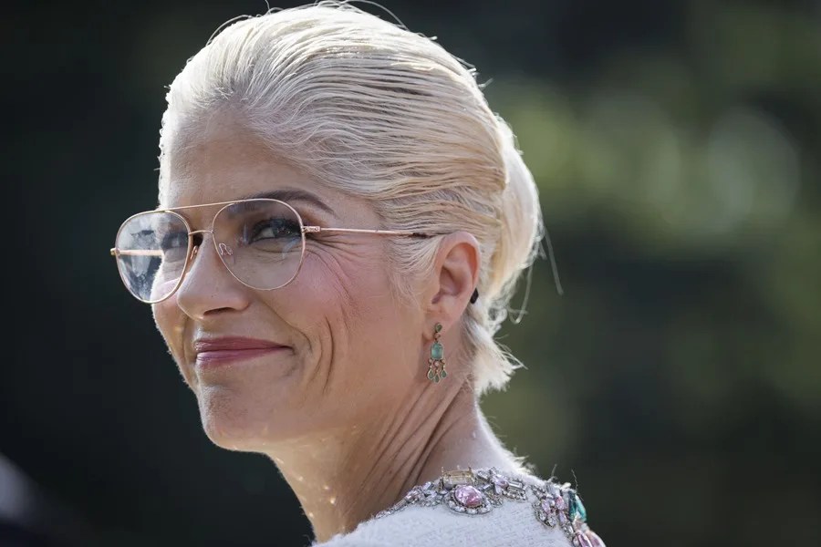 La actriz Selma Blair se declara no culpable de agredir a un policía tras incidente en un vuelo