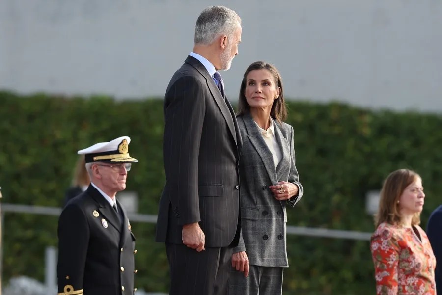 Los reyes durante la despedida oficial antes de su viaje a Finlandia, esta semana.