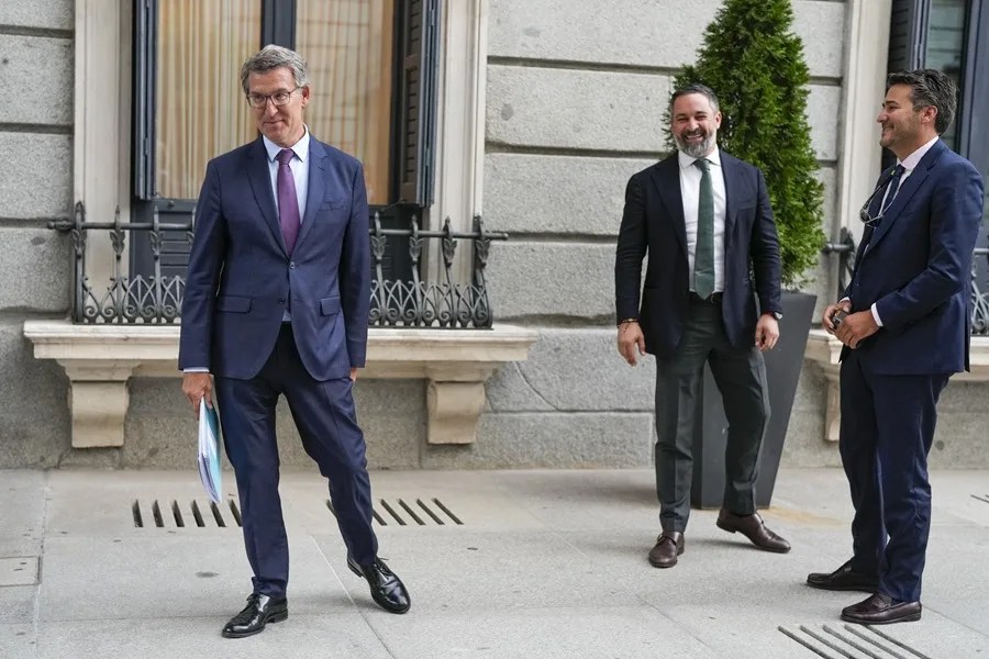 El presidente del PP, Alberto Núñez Feijóo (i), el presidente de VOX, Santiago Abascal (c)