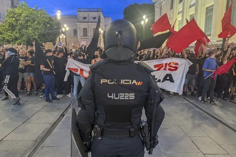 Grupos antifascistas se han concentrado este sábado en Sevilla para impedir que miembros del Nucleo Nacional se concentraran en el centro de la capital andaluza