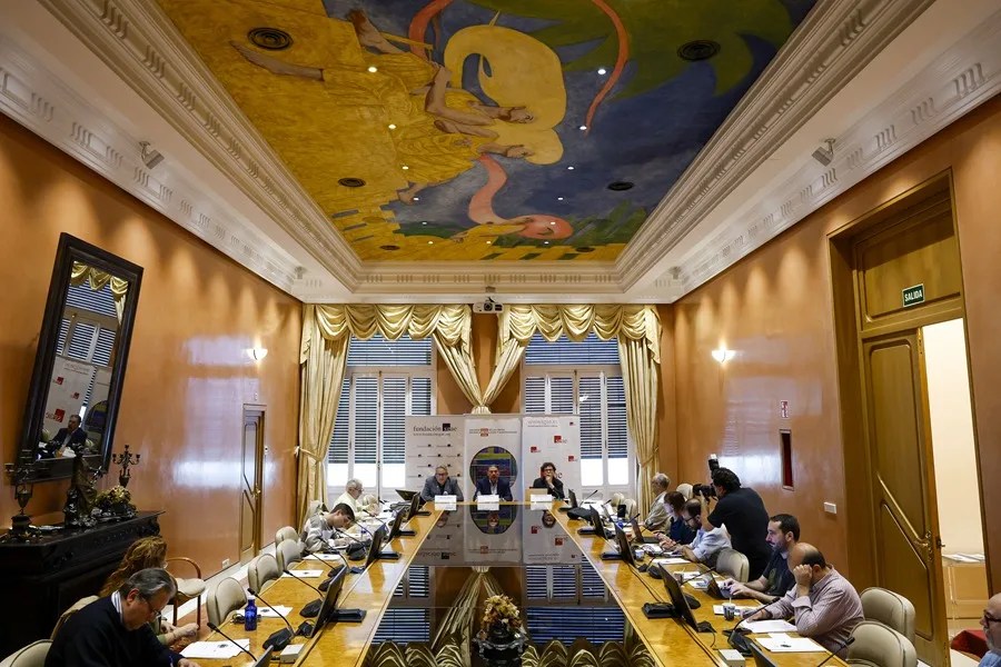 El presidente de la Sociedad General de Autores y Editores (SGAE), Antonio Onetti (c), acompañado de Juan José Solana (i), presidente de la Fundación SGAE y de Rubén Gutiérrez, durante la presentación del Anuario SGAE 2026 de las Artes Escénicas, Musicales y Audiovisuales con datos sobre la cultura y el ocio en España. 