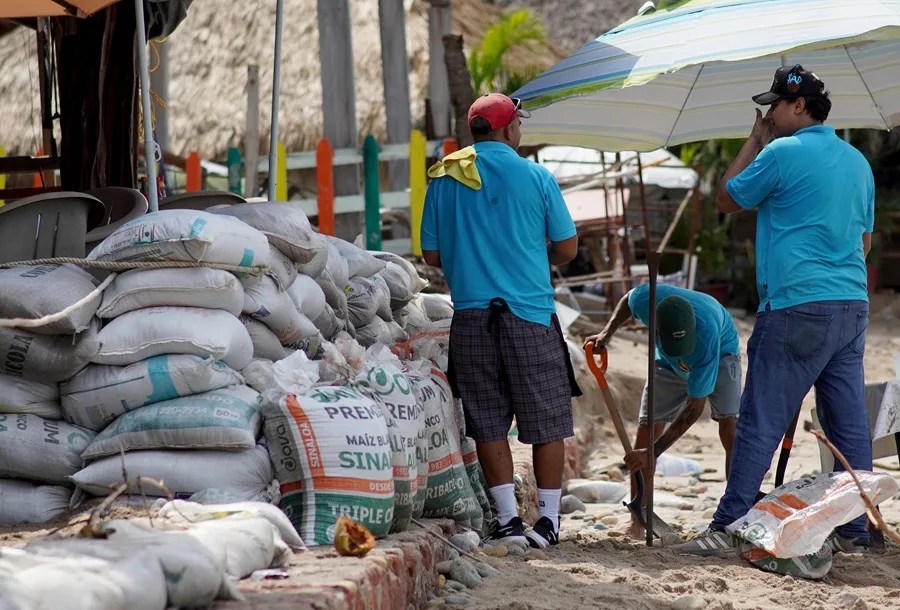 Cerrados los aeropuertos mexicanos de Puerto Vallarta y Manzanillo ante el huracán Simón