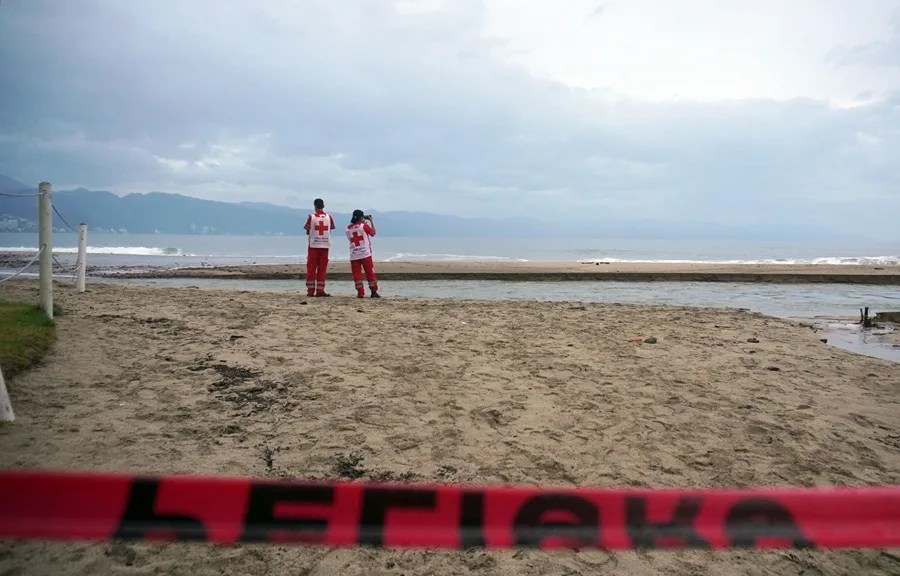 El huracán Simón se debilita a categoría 3 frente a las costas de Jalisco en el Pacífico mexicano