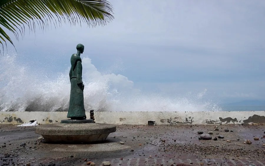 El huracán Simón cambia de trayectoria y permanecerá más tiempo frente a las costas del Pacífico mexicano
