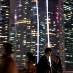 Una pareja pasea por el distrito financiero de Singapur