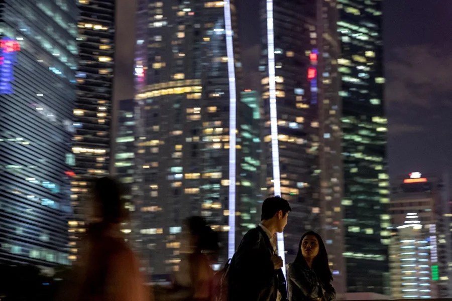 Una pareja pasea por el distrito financiero de Singapur