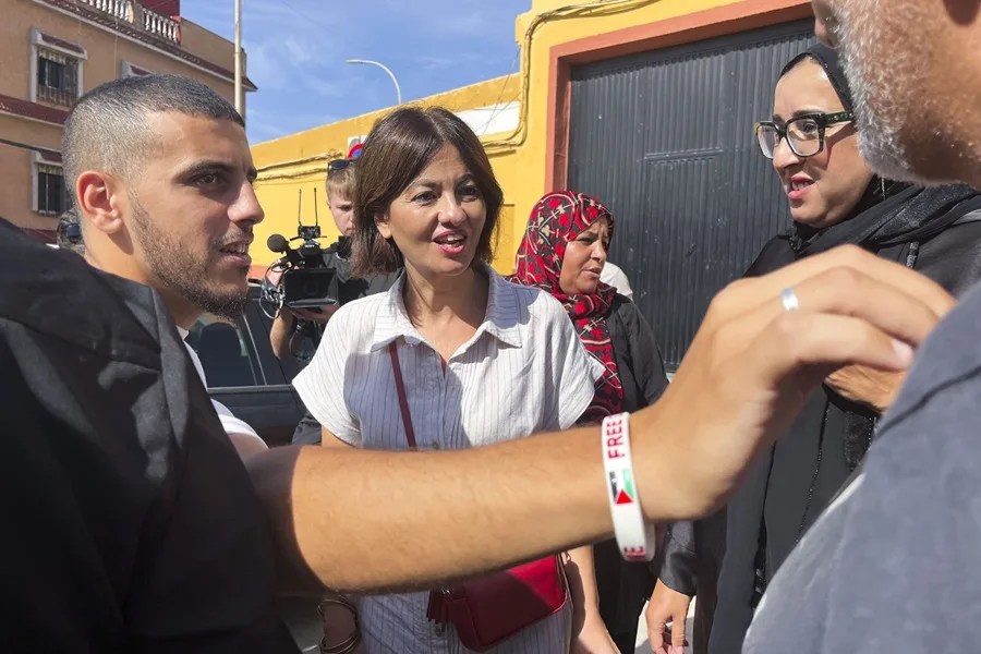 La ministra de Juventud e Infancia, Sira Rego, visita la barriada del Príncipe Alfonso, en Ceuta