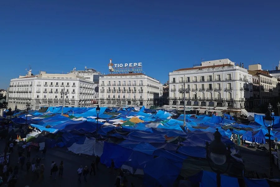 Ambiente en la acampada de protesta contra la crisis de la vivienda en la Puerta del Sol