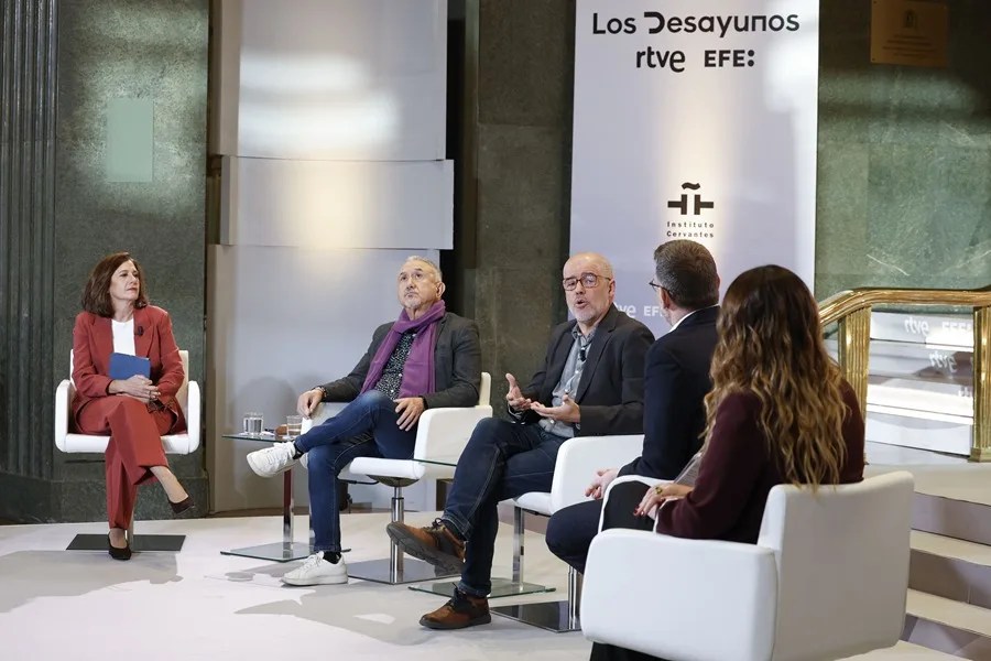 Programa 'Los Desayunos' de la Agencia EFE y RTVE que cuenta con la presencia de los secretarios generales de UGT y CCOO, Pepe Álvarez (2i) y Unai Sordo, este jueves en el I