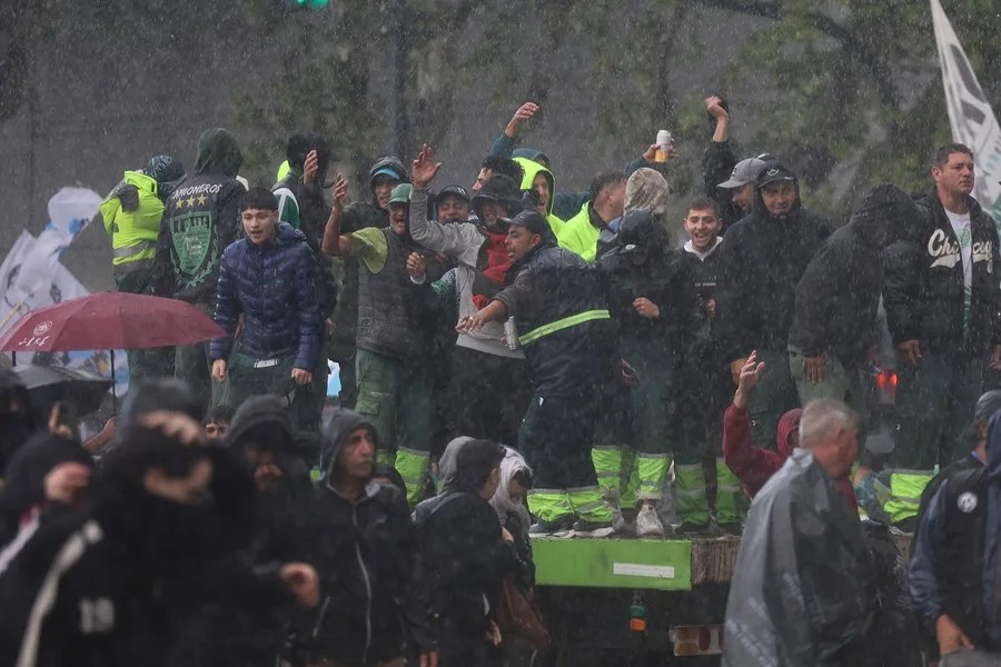 Universitarios reclaman fondos adeudados por Milei en masiva marcha: "Que cumpla la ley"