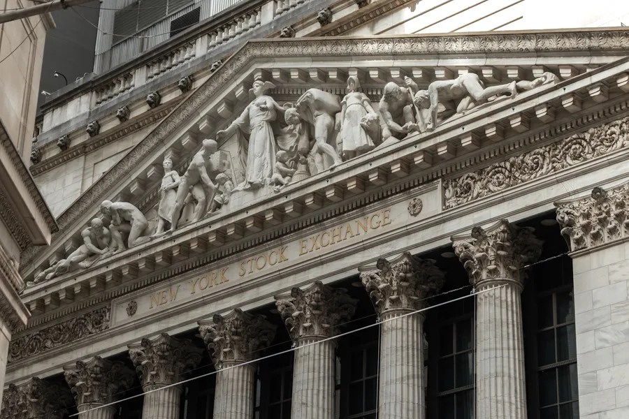 Wall Street cierra mixto tras subida del petróleo y pendiente del dato de inflación