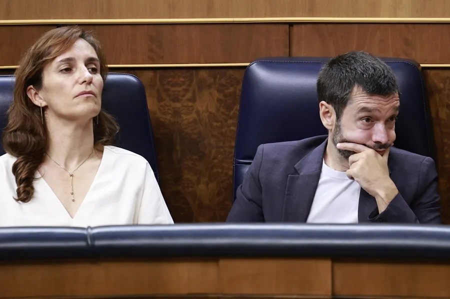 Los ministros (de i a d) Mónica García y Pablo Bustinduy