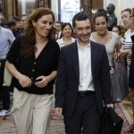La ministra de Sanidad, Mónica García (i) y el ministro de Derechos Sociales, Pablo Bustinduy (d