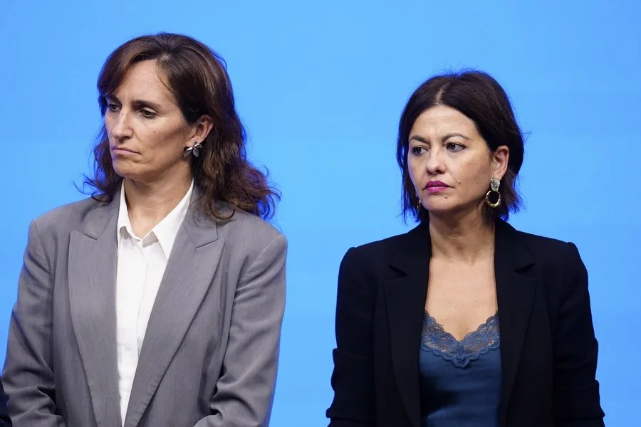 La ministra de Sanidad y portavoz de Más Madrid, Mónica García (izda) y la ministra de Juventud e Infancia, Sira Rego