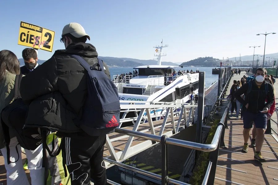 Barcos que trasladan los turistas a las Islas Cíes