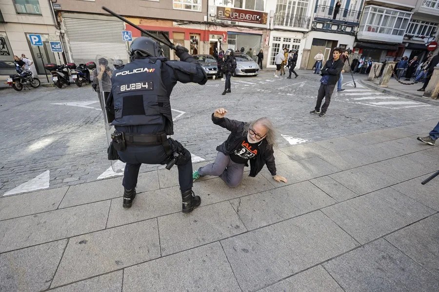 Cargas policiales con los asistentes a una concentración denominada antifascista con más de un millar de personas en la Plaza de María Pita de A Coruña