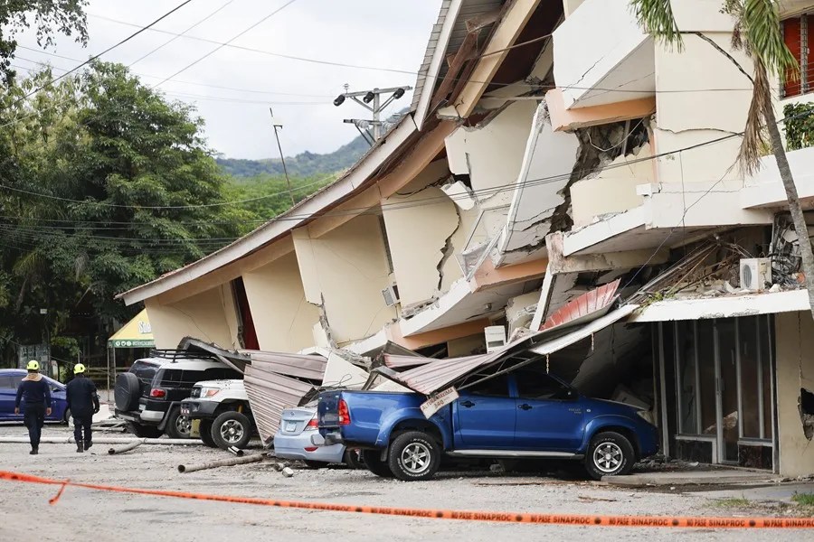 Equipos de rescate frente a una edificación afectada por el terremoto de magnitud 7,7 que sacudió el sureste de Panamá