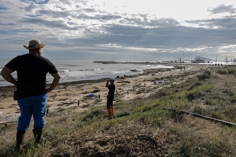 Dos personas contemplan la playa de Oliva (Valencia) tras el paso de la dana Adam por la Comunitat Valenciana.