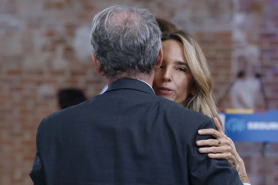 El presidente del PP, Alberto Núñez Feijóo, abraza a Cayetana Álvarez de Toledo