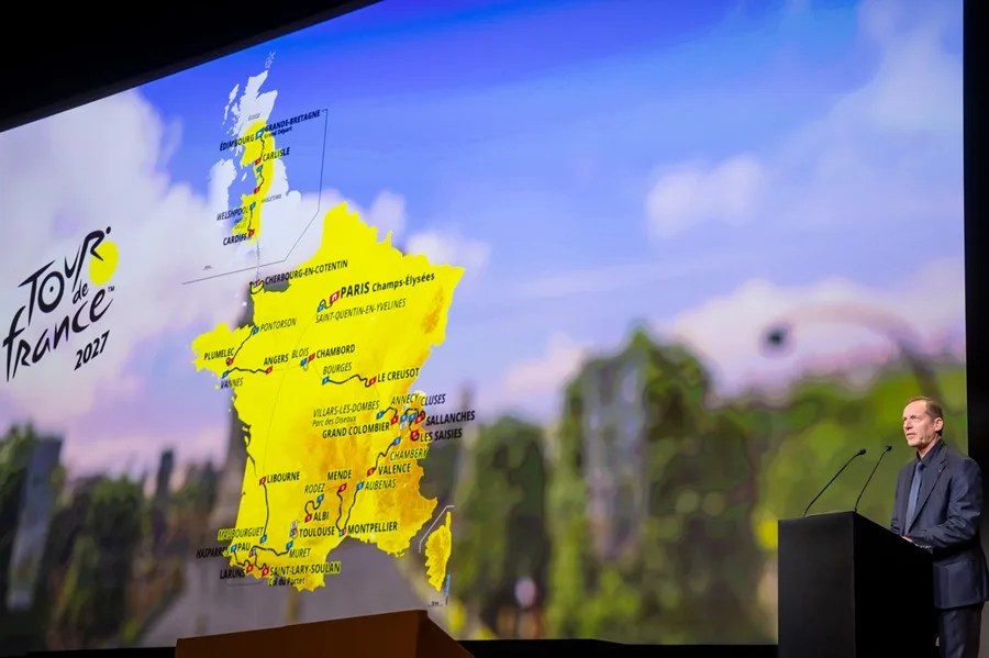 El director general del Tour de Francia, Christian Prudhomme, revela el mapa de las etapas durante la presentación de la edición 2027 del Tour de Francia.