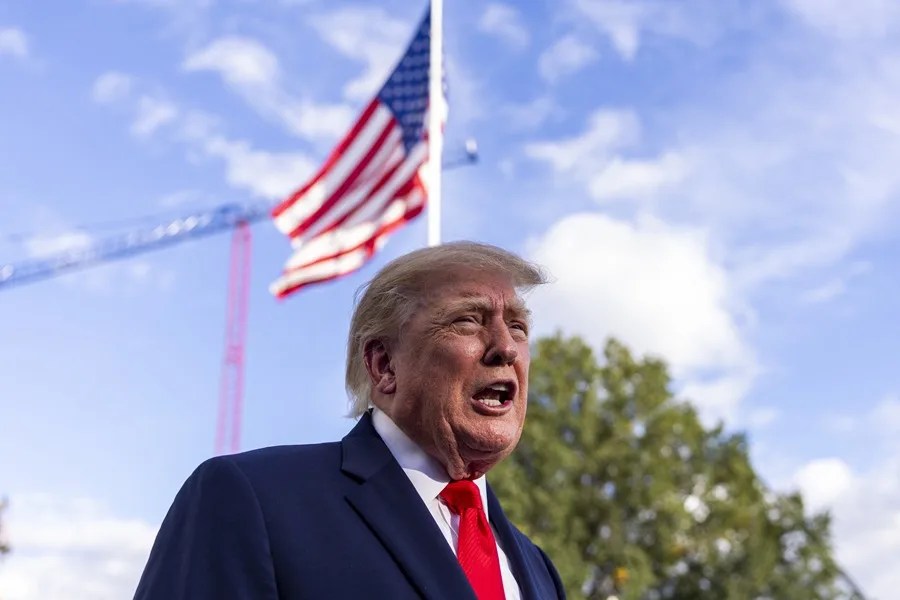 Trump llama "gordo" a un manifestante que tuvo que ser expulsado a golpes de su mitin