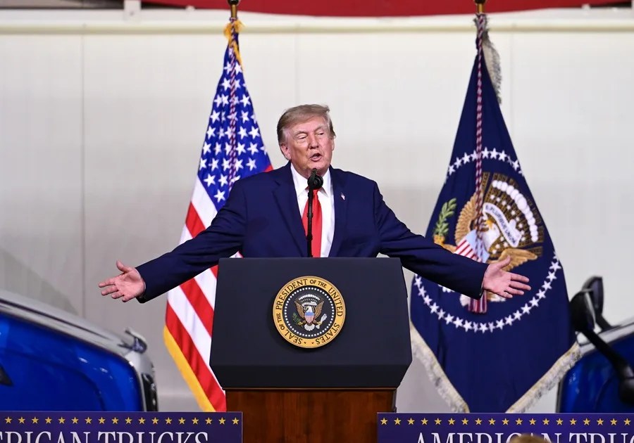 Trump tira un vaso de agua para comparar el ahorro de combustible con el petróleo venezolano