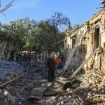 Daños en el lugar de un ataque ruso contra una zona residencial en Járkov