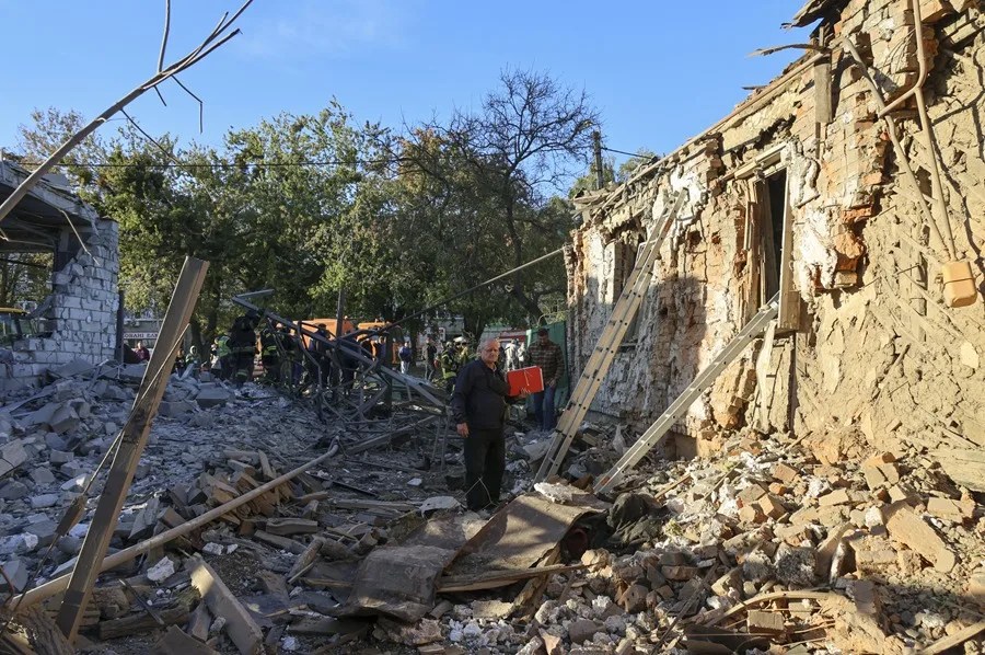 Daños en el lugar de un ataque ruso contra una zona residencial en Járkov