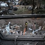 Daños tras un ataque ruso en un barrio residencial de Járkov,