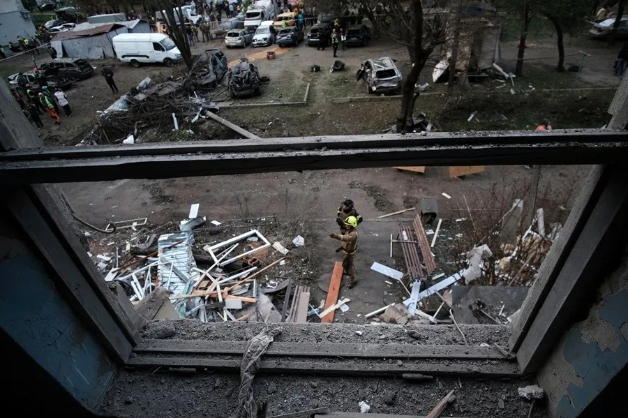 Daños tras un ataque ruso en un barrio residencial de Járkov,