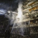 Equipos de rescate ucranianos trabajan en el lugar de un ataque con misiles rusos contra un edificio residencial en Kiev