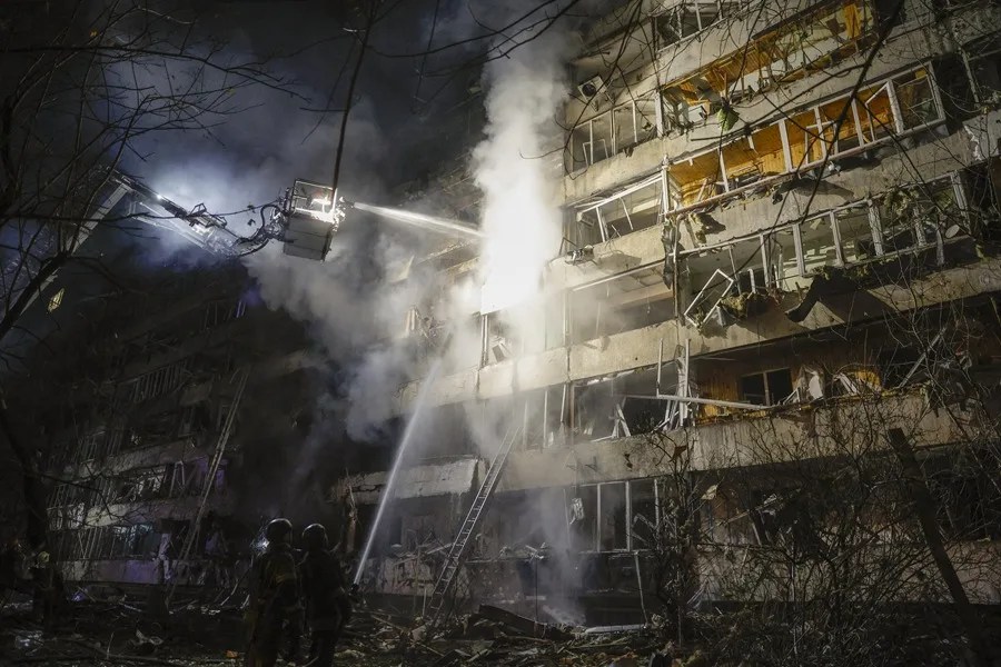 Equipos de rescate ucranianos trabajan en el lugar de un ataque con misiles rusos contra un edificio residencial en Kiev