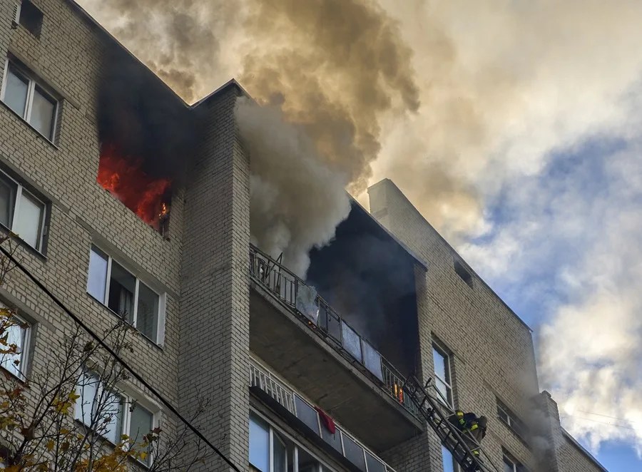 Equipos de rescate ucranianos trabajan en el lugar de un ataque con dron ruso contra un edificio residencial en Járkov, noreste de Ucrania.