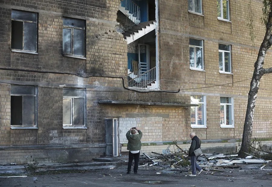 Inspeccionan los daños en el lugar donde un dron ruso atacó un edificio escolar en una zona residencial de Kiev, Ucrania